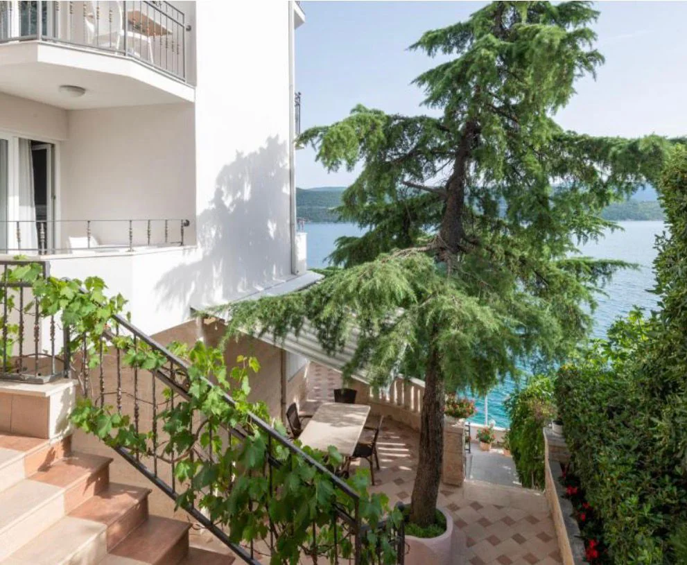 Put prema moru uz Hotel Barbara